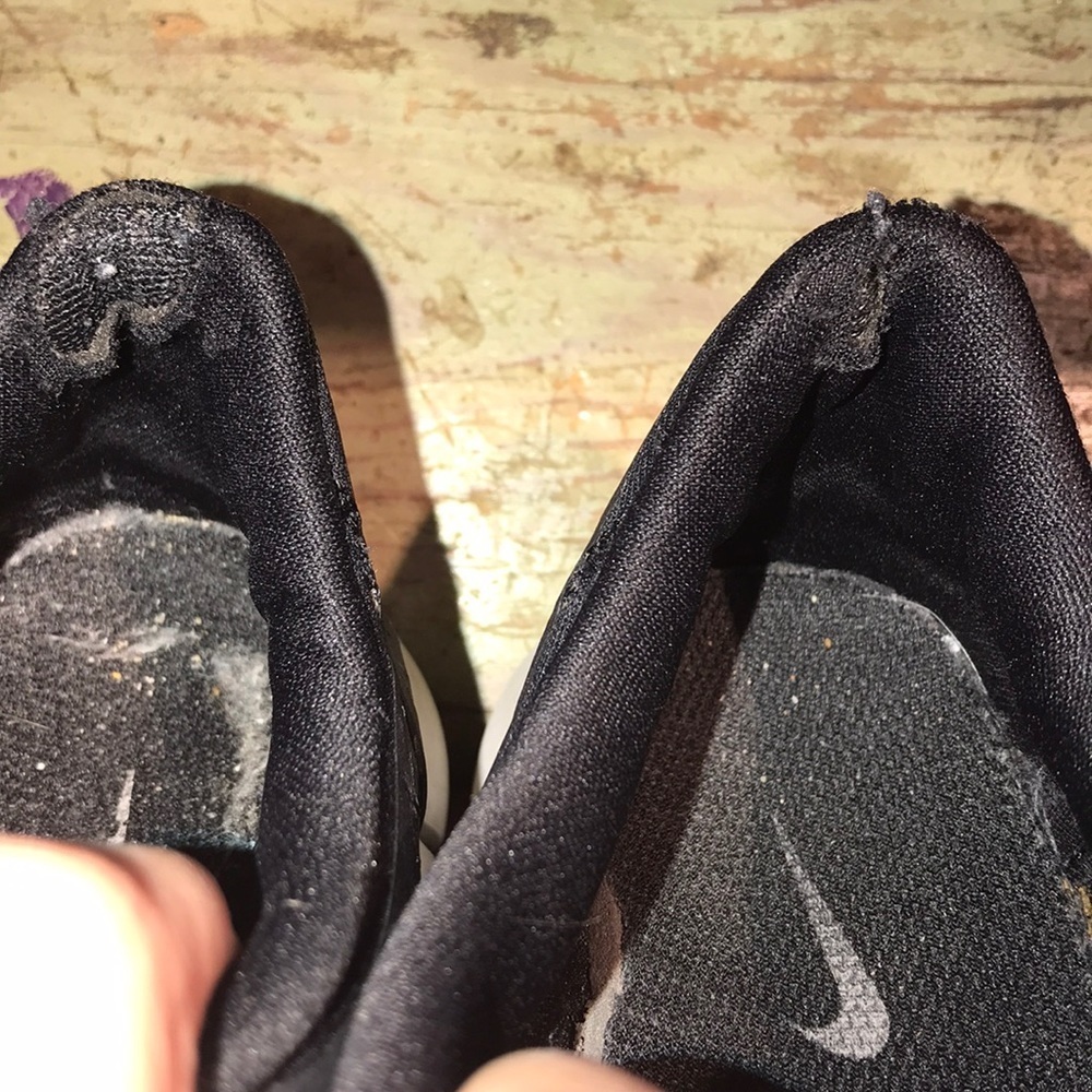 Nike tennis shoes black size 4 - Picture 8 of 8